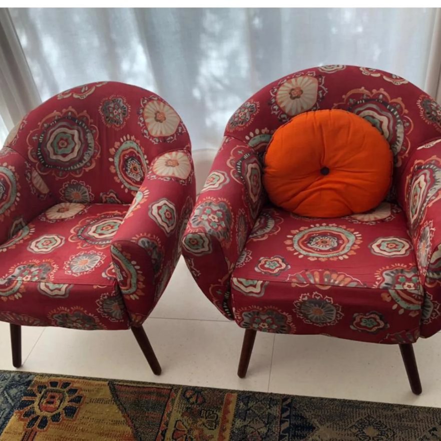 Par de poltronas com tecido estampado vermelho